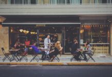 Ile zarabia 15 latek jako kelner? Ile zarabia 15 latek jako kelner?