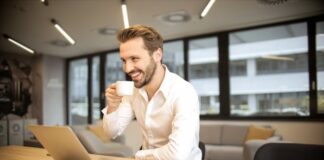 Na czym polega prowadzenie social mediów